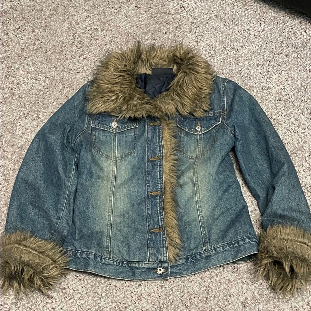 Vibtage y2k Denim quilted Jacket with Faux Fur collar and cuff Trim - Picture 2 of 11